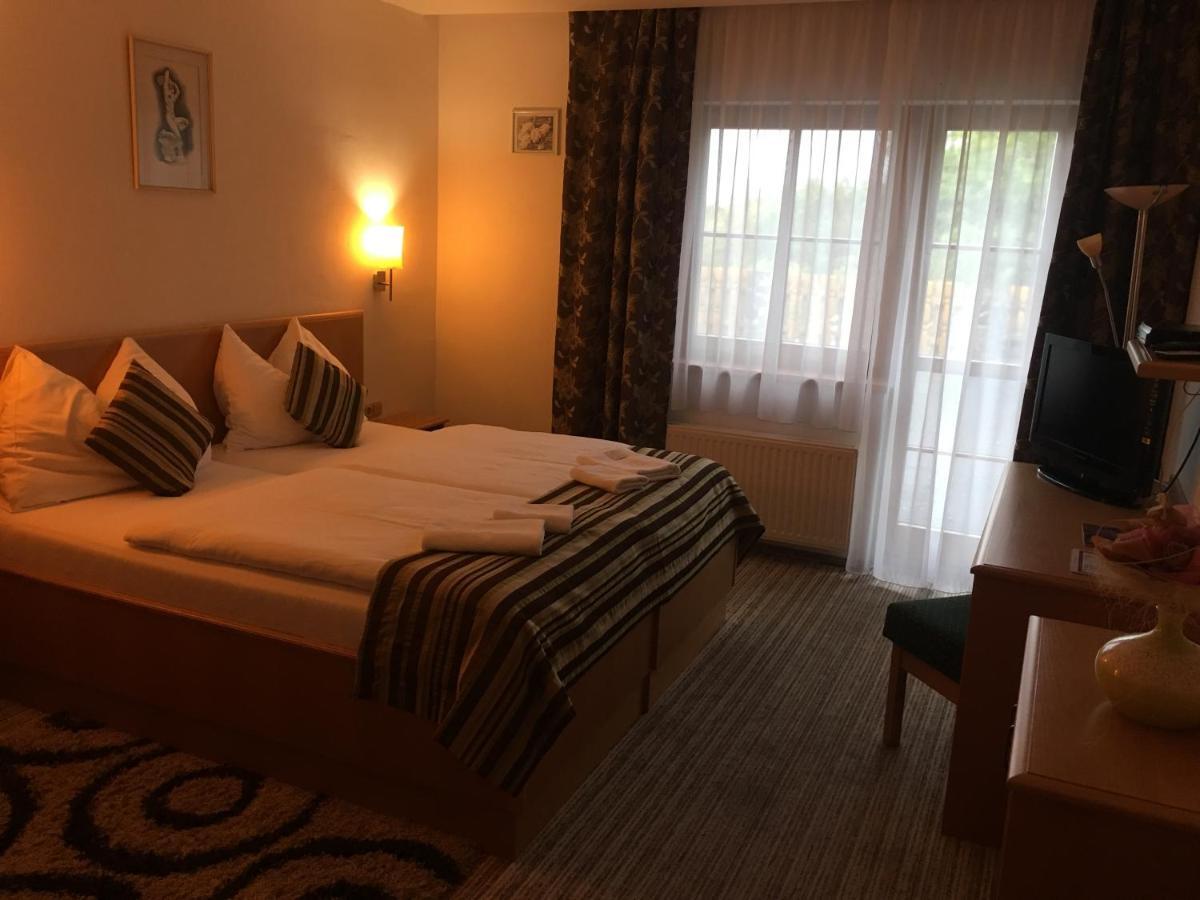 ForRest hotel Chomutov Eksteriør bilde